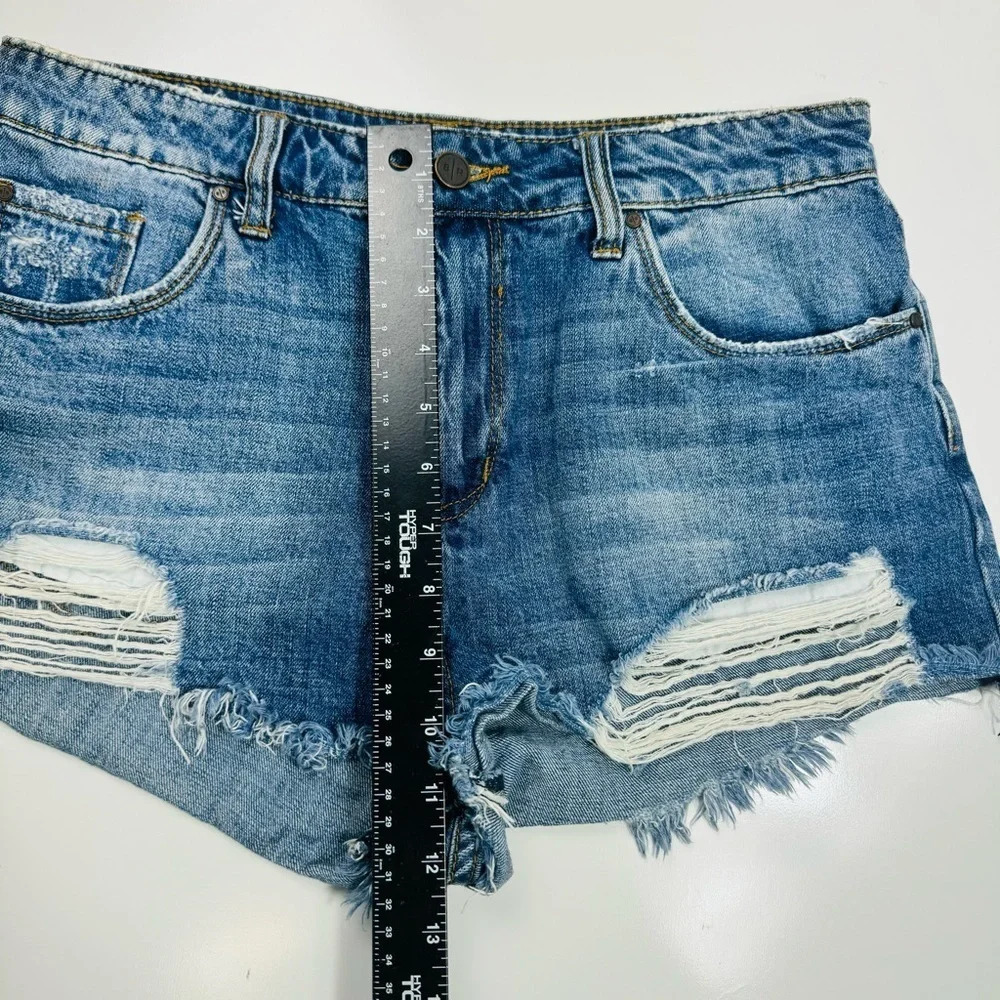 BP. Distressed Medium Wash‎ Short Shorts Sz 28 - Picture 5 of 9
